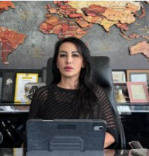 Bir ofis ortamında Hedieh Zelli olduğu belirtilen kişi